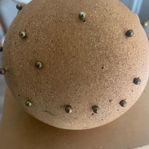 KATE SPADE HEDGEHOG CORKBOARD WITH GOLD PUSH PINS - Picture 3 of 7